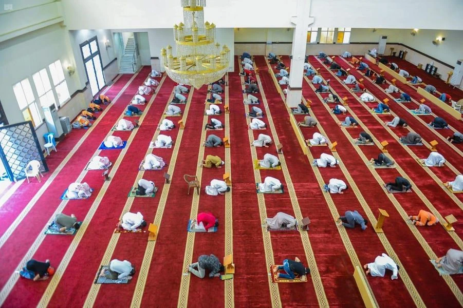 People practice "social distancing" rules as they worship at a mosque in Al-Baha. (SPA photo)