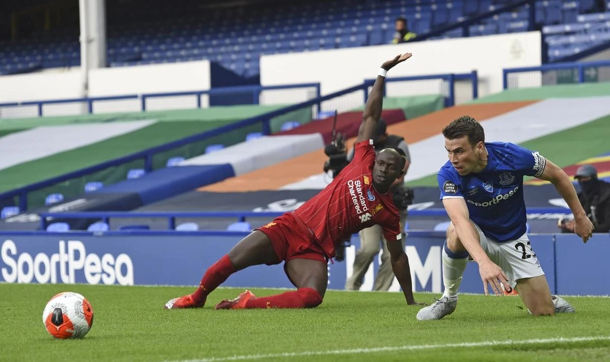 Everton's Seamus Coleman, right, battles for the ball with Liverpool's Sadio Mane during the English Premier League soccer match between Everton and Liverpool at Goodison Park in Liverpool. (AP)