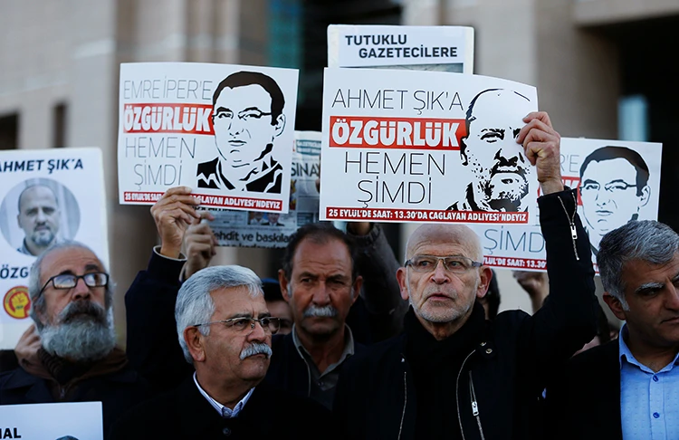 Journalists and protesters hold placards outside an Istanbul court on October 31, 2017, calling for the release of jailed colleagues, including Turkish reporter Ahmet Şık. (AP Photo)