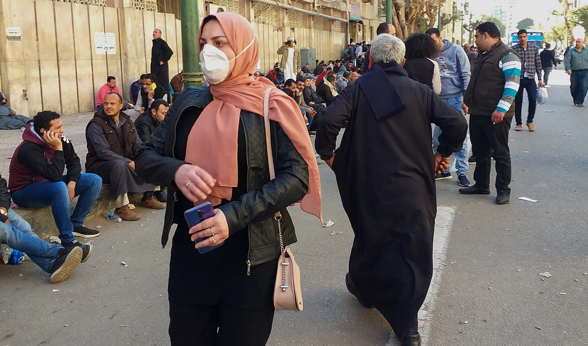 Egyptians cautious as government instigates partial return to normality
