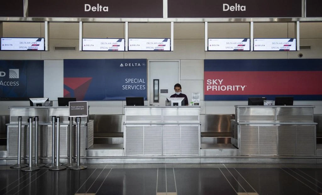 Delta to warn pilots about possible furloughs, offers early retirement