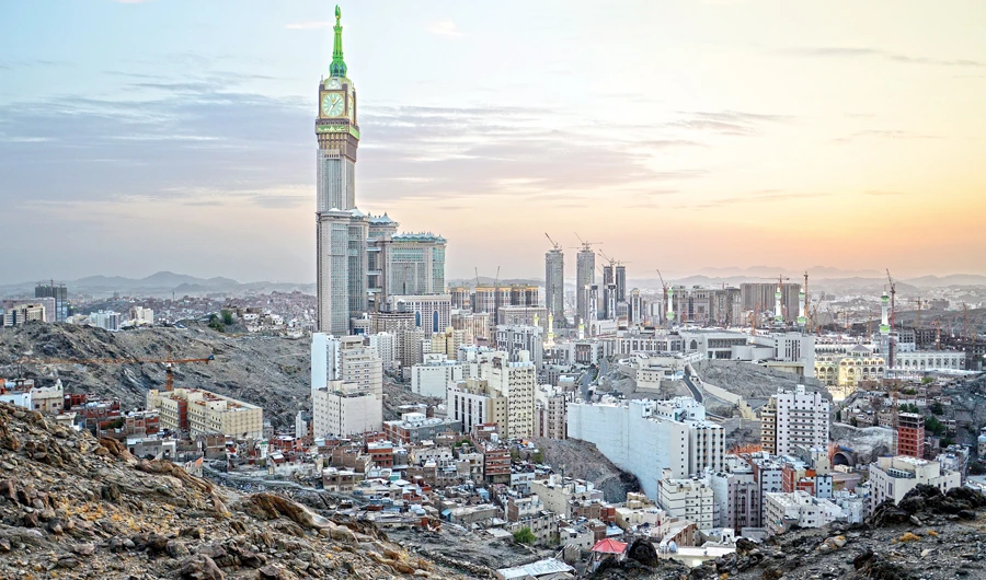 The mountains in the holy city of Makkah provide perfect locations for guides, tell stories from historical times and have been associated with many events, in addition to their mention in Prophet Muhammad’s history. (AN photos by Abdulmohsen Duman)