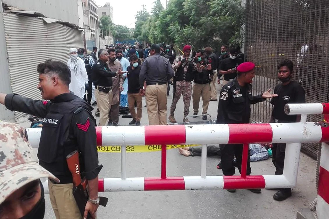 Policemen secure an area around a body outside the Pakistan Stock Exchange building after a group of gunmen attacked the building in Karachi on June 29, 2020. A group of gunmen attacked the Pakistan Stock Exchange in Karachi on June 29, according to police and officials from the trading floor. (File/AFP)