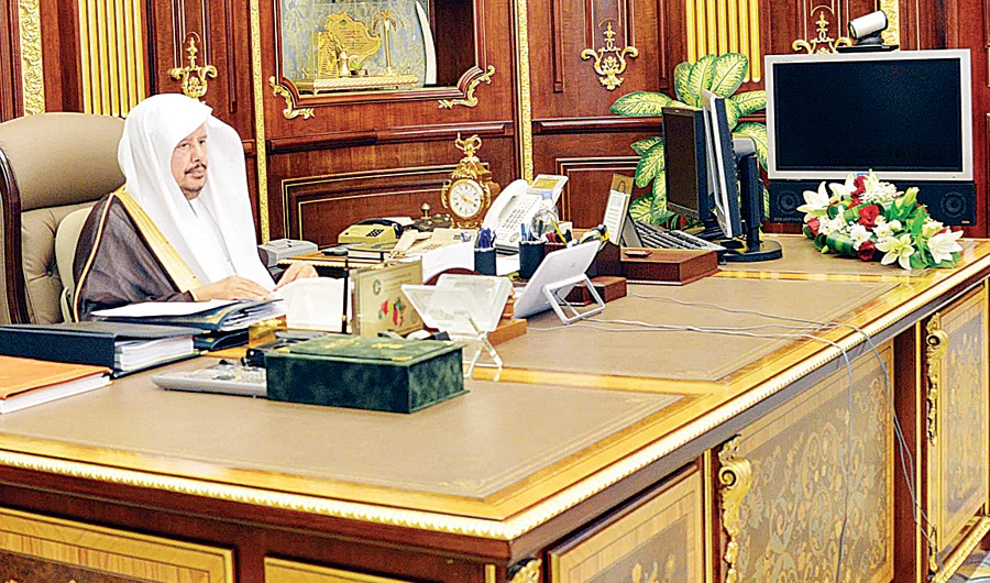Shoura Council President Dr. Abdullah Al-Asheikh chairs a virtual session. The council discussed several important issues on Monday. (SPA)