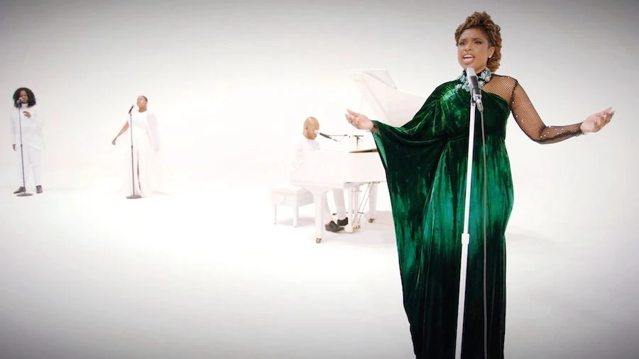 Singer Jennifer Hudson wears Reem Acra for powerful B.E.T Awards performance