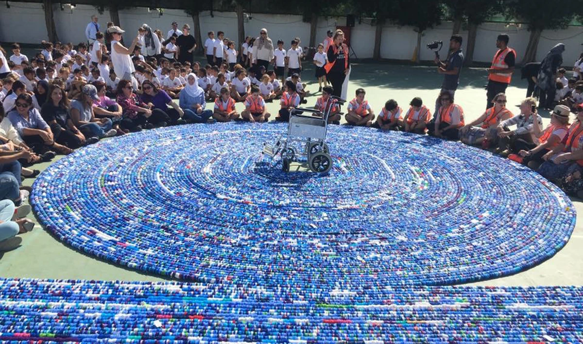 The length of the chain was measured at 2,738.5 meters and it consisted of 323,103 bottle caps.