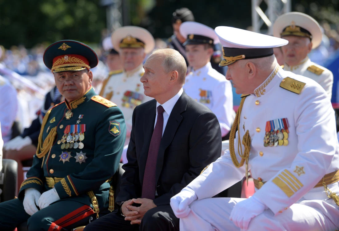 Russia's President Vladimir Putin, Defence Minister Sergei Shoigu and Commander-in-Chief of the Russian Navy Nikolai Yevmenov attend the Navy Day parade in Saint Petersburg, Russia July 26, 2020. Sputnik/Alexei Druzhinin/Kremlin via REUTERS ATTENTION EDITORS - THIS IMAGE WAS PROVIDED BY A THIRD PARTY.