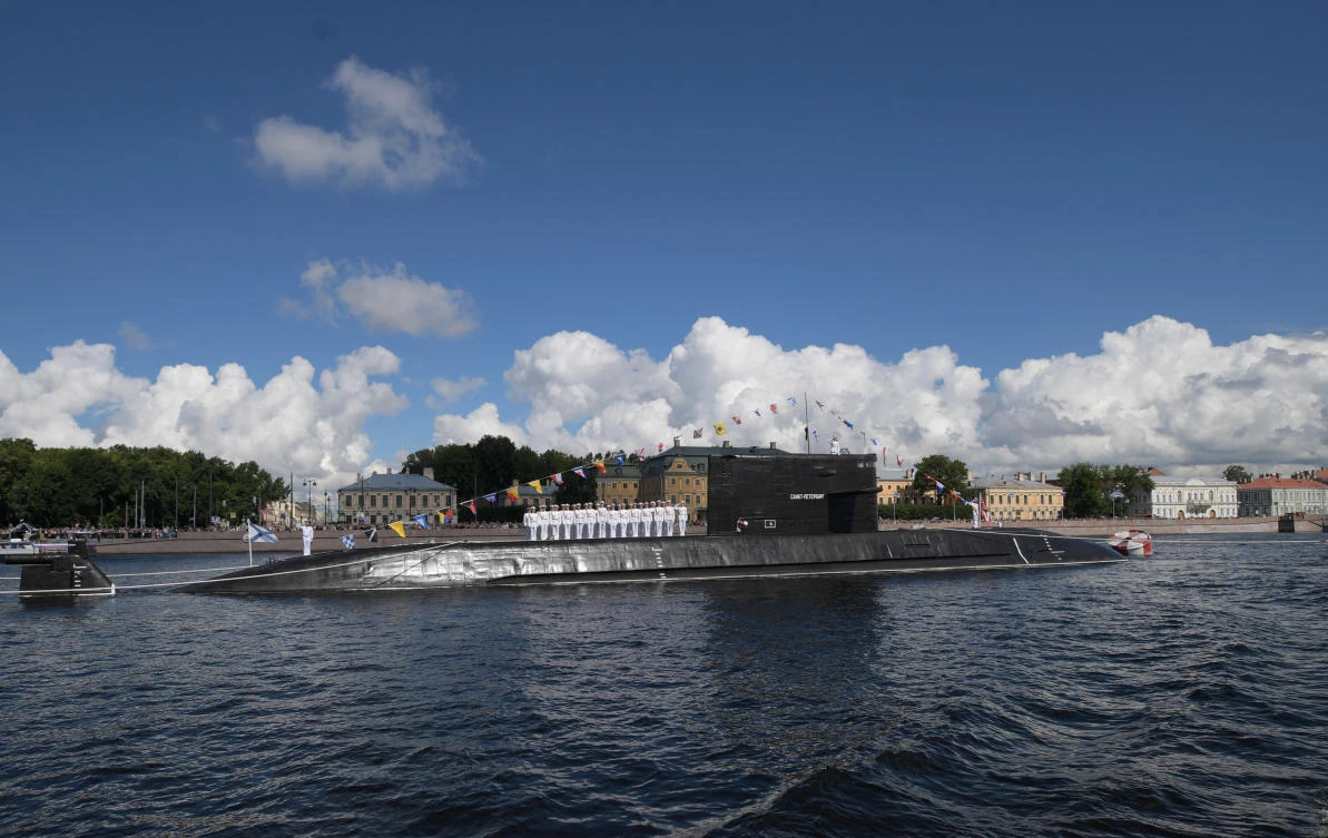 The Russian diesel-electric submarine Sankt Peterburg sails along the Neva River during the Navy Day parade in Saint Petersburg, Russia July 26, 2020. Sputnik/Alexei Druzhinin/Kremlin via REUTERS ATTENTION EDITORS - THIS IMAGE WAS PROVIDED BY A THIRD PARTY.