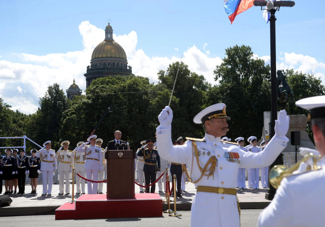 Russia's President Vladimir Putin attends the Navy Day parade in Saint Petersburg, Russia July 26, 2020. Sputnik/Alexei Druzhinin/Kremlin via REUTERS ATTENTION EDITORS - THIS IMAGE WAS PROVIDED BY A THIRD PARTY.