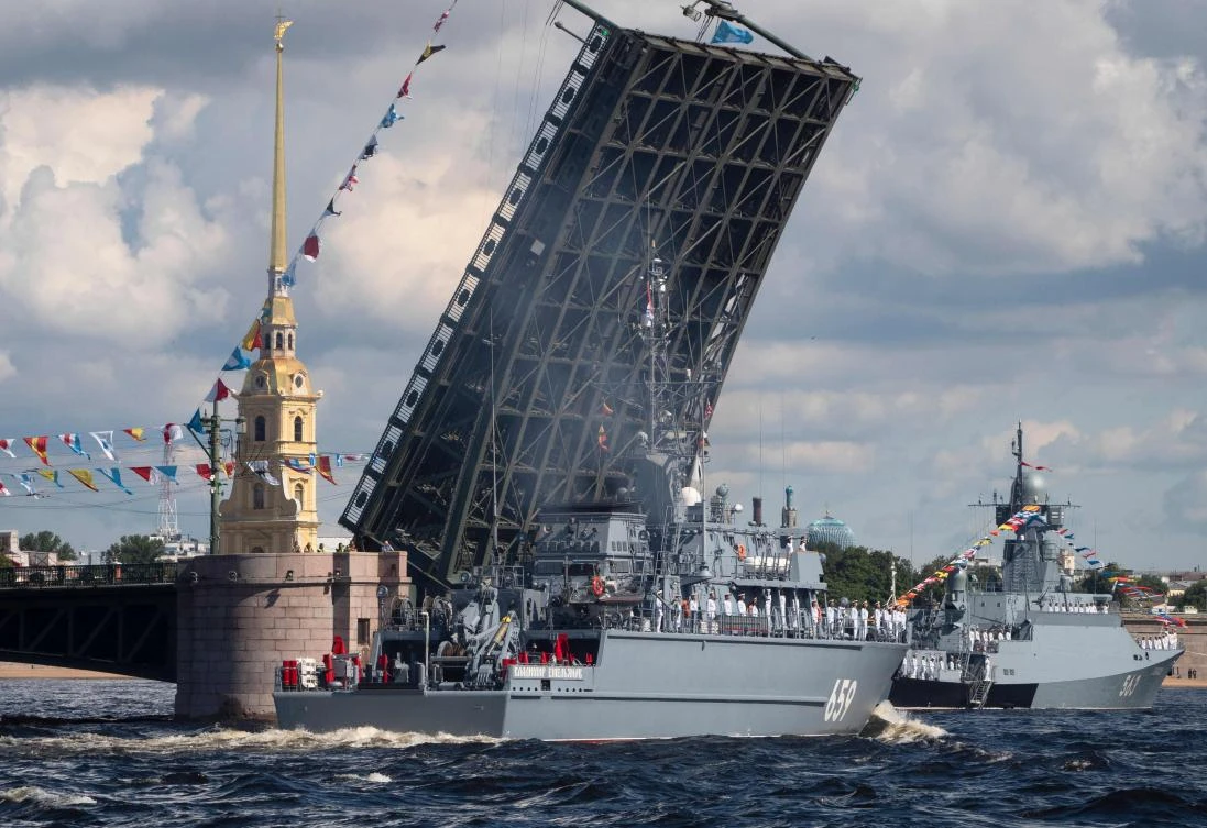 Russian warships sail on the Neva river during the Navy Day parade in Saint Petersburg on July 26, 2020. / AFP / POOL / Dmitry LOVETSKY