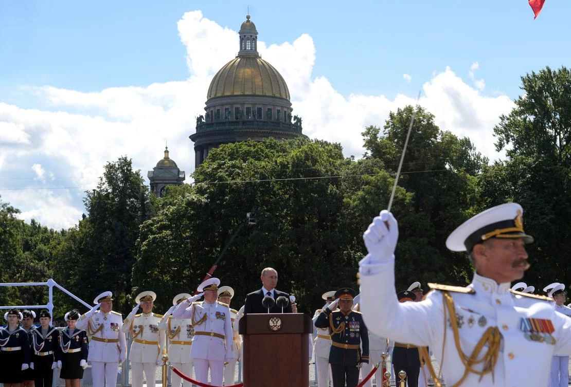 Russian President Vladimir Putin attends the Navy Day parade in Saint Petersburg on July 26, 2020. / AFP / SPUTNIK / Alexey DRUZHININ