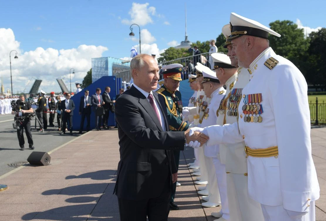 Russian President Vladimir Putin and Defence Minister Sergei Shoigu greet top military officials during the Navy Day parade in Saint Petersburg on July 26, 2020. / AFP / SPUTNIK / Alexey DRUZHININ