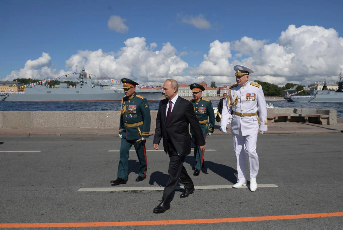 Russia's President Vladimir Putin, Defence Minister Sergei Shoigu, Commander-in-Chief of the Russian Navy Nikolai Yevmenov and Commander of the Western Military District of Russian Armed Forces Alexander Zhuravlyov attend the Navy Day parade in Saint Petersburg, Russia July 26, 2020. Sputnik/Alexei Druzhinin/Kremlin via REUTERS ATTENTION EDITORS - THIS IMAGE WAS PROVIDED BY A THIRD PARTY.