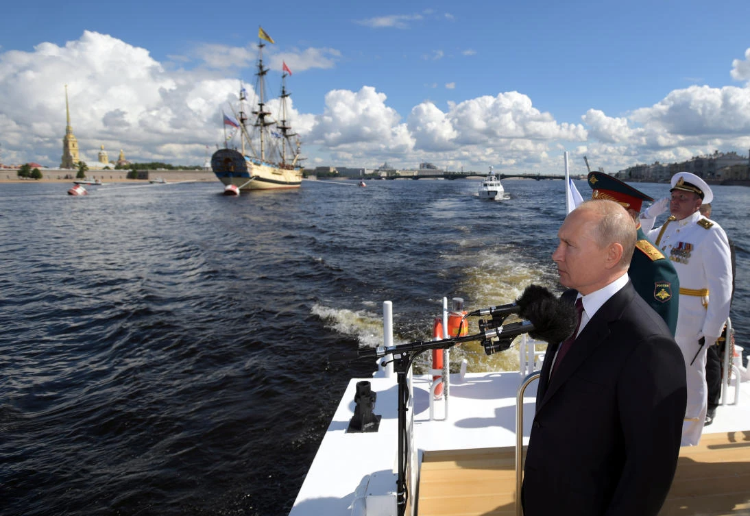 Russia's President Vladimir Putin inspects warships on the Neva river during the Navy Day parade in Saint Petersburg, Russia July 26, 2020. Sputnik/Alexei Druzhinin/Kremlin via REUTERS ATTENTION EDITORS - THIS IMAGE WAS PROVIDED BY A THIRD PARTY.