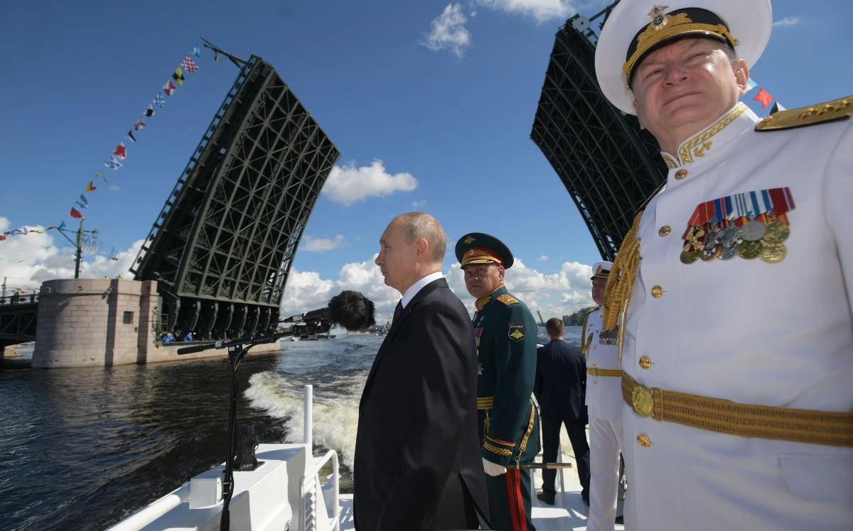 Russian President Vladimir Putin, Defence Minister Sergei Shoigu and Commander-in-Chief of the Russian Navy Admiral Nikolai Yevmenov inspect warships on the Neva river during the Navy Day parade in Saint Petersburg on July 26, 2020. / AFP / SPUTNIK / Alexei Druzhinin