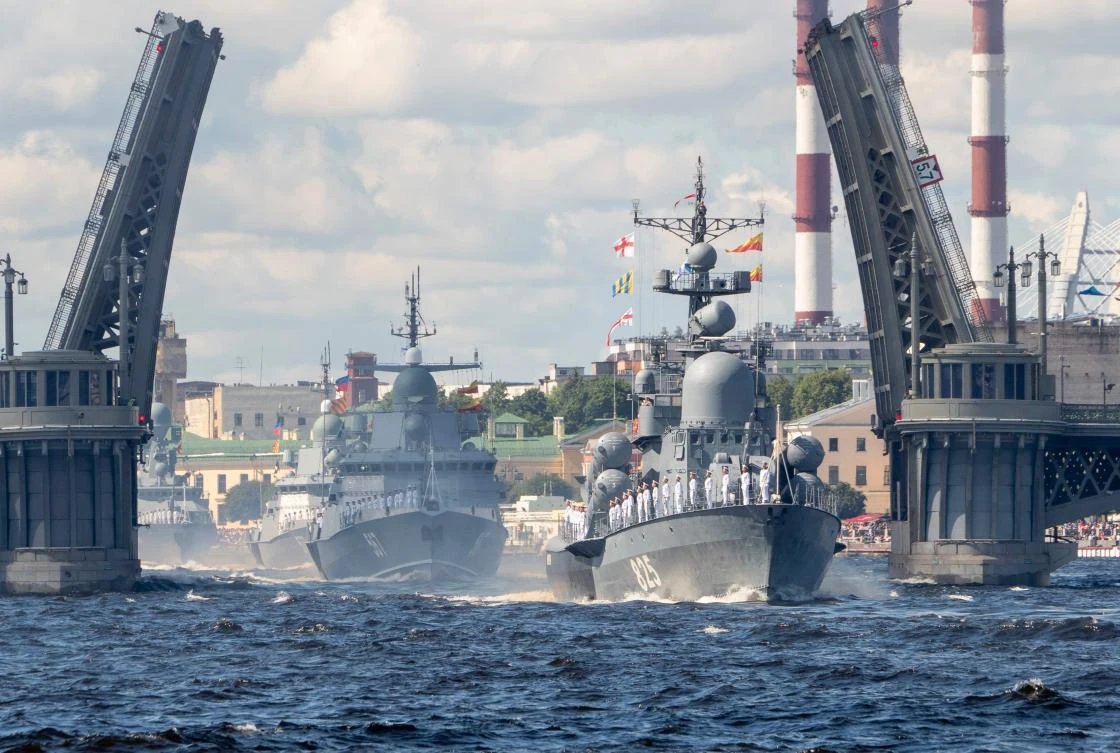 Russian warships sail on the Neva river during the Navy Day parade in Saint Petersburg on July 26, 2020. / AFP / POOL / Dmitry LOVETSKY