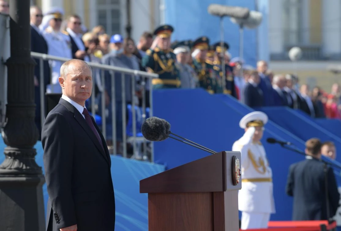Russian President Vladimir Putin attends the Navy Day parade in Saint Petersburg on July 26, 2020. / AFP / SPUTNIK / Alexey DRUZHININ