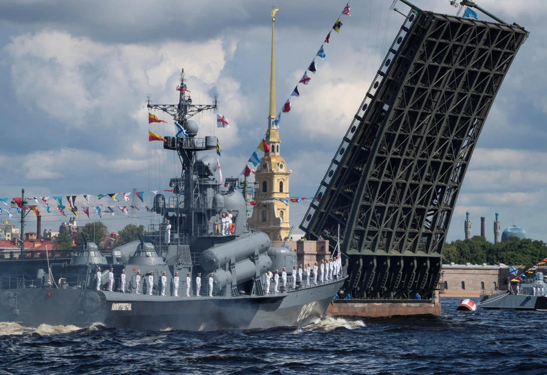 The Russian Navy's missile corvette Dmitrovgrad sails past the Dvortsoviy Bridge over the Neva River during the Navy Day parade in Saint Petersburg, Russia July 26, 2020. Dmitri Lovetsky/Pool via REUTERS