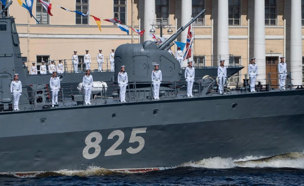 Russian missile corvette Dmitrovgrad sails on the Neva river during the Navy Day parade in Saint Petersburg on July 26, 2020. / AFP / POOL / Dmitry LOVETSKY