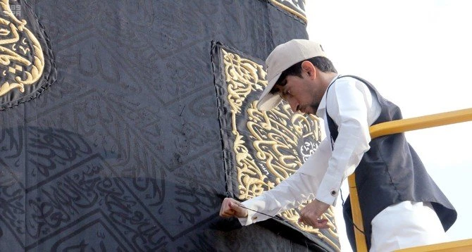 Technicians sew the KIswa to wrap the Holy Kaaba. (SPA)