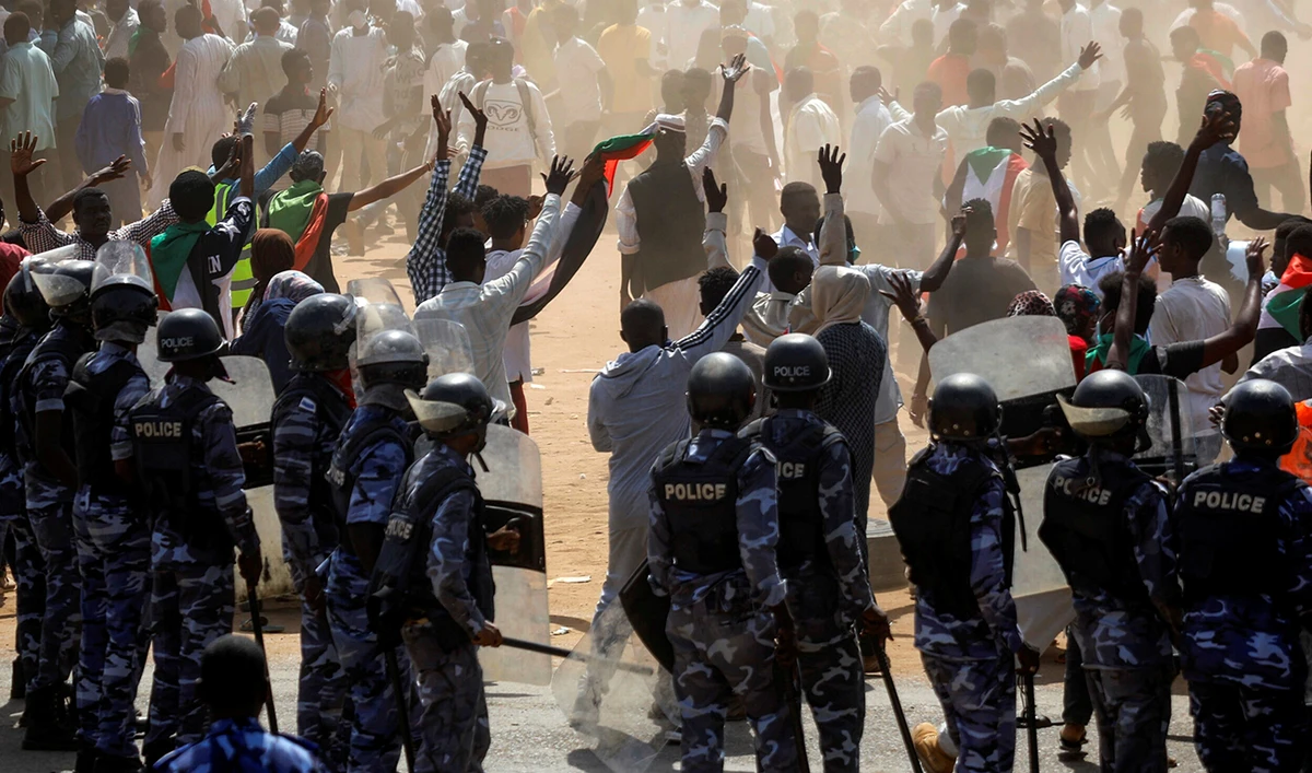Riot police officers hold position against protesters near the Parliament buildings, as members of Sudanese pro-democracy protest on the anniversary of a major anti-military protest, while groups loyal to toppled leader Omar Al-Bashir plan rival demonstrations, in Omdurman, Khartoum, Sudan June 30, 2020. (Reuters)