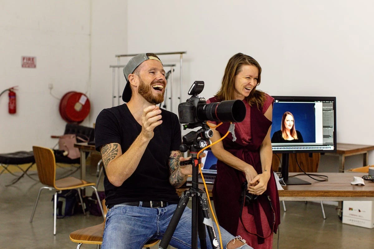 Dubai photographers offer free photo sessions for jobless