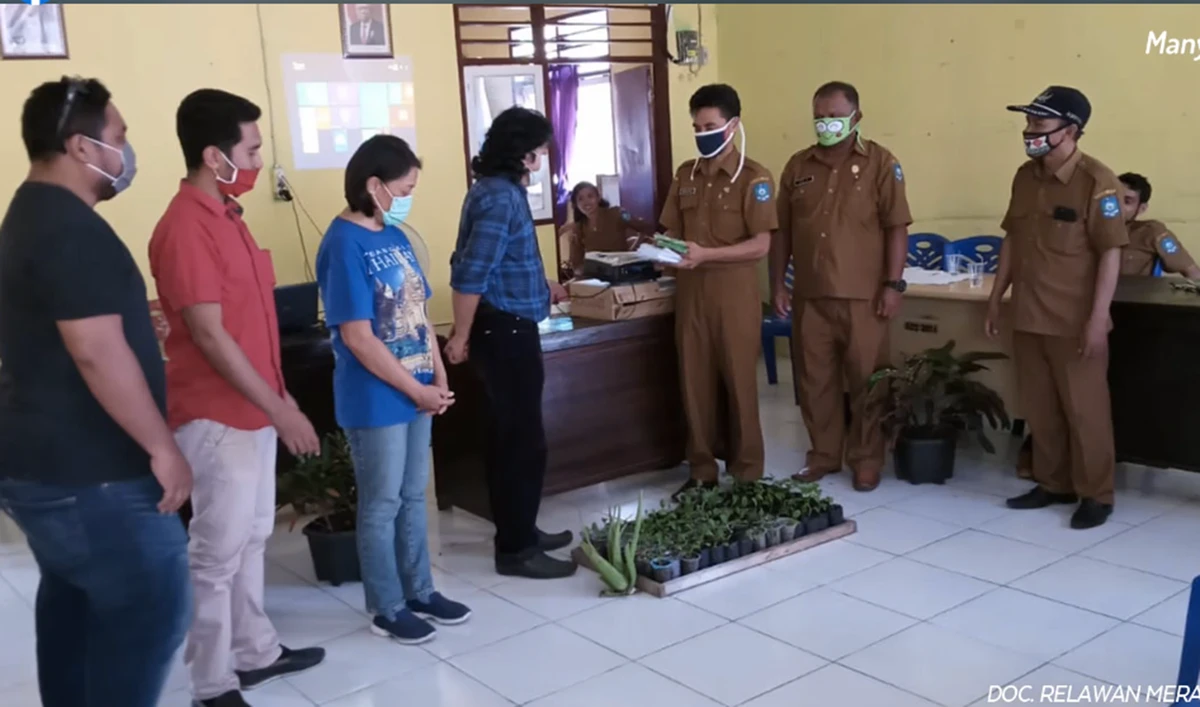 Relawan Merahb Putih handed over their assistance to officials in the Duma village of North Maluku regency during a campaign to spread awareness of the pandemic. (Photo credit: Relawan Merah Putih/Komunitas Manyawa)