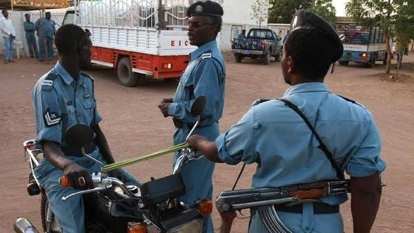 Sudanese police officers stand guard in Khartoum on April 10, 2010. (File photo: AFP)