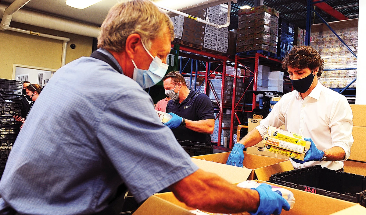 Canadian PM Justin Trudeau volunteers at a food bank in Gatineau, Quebec. (AFP)