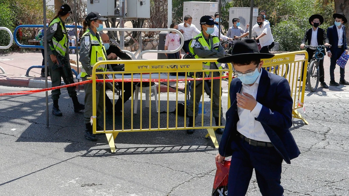 Israeli security forces control access to a neighborhood that has been isolated following an increase in coronavirus cases in the southern coastal city of Ashdod. (AFP)