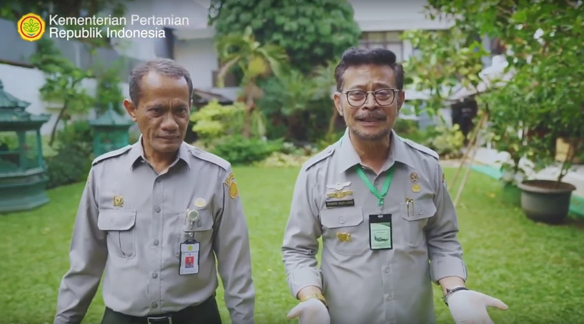 In a screenshot from a clip on the Indonesian Agriculture Ministry's YouTube channel, Agriculture Minister Syahrul Yasin Limpo is seen wearing the "antivirus" necklace in the vlog posted on June 6, 2020.
