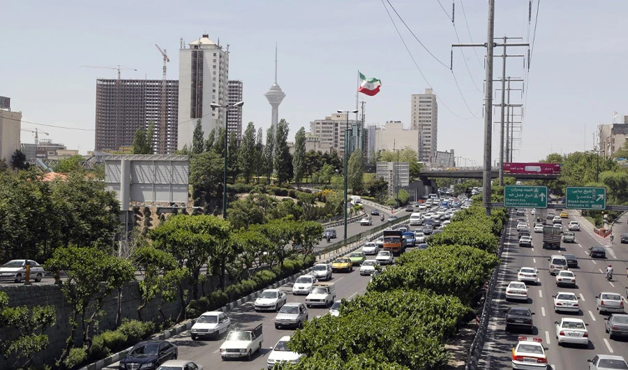 A general view shows a traffic jam in downtown Tehran on April 27, 2016. (AFP/File)