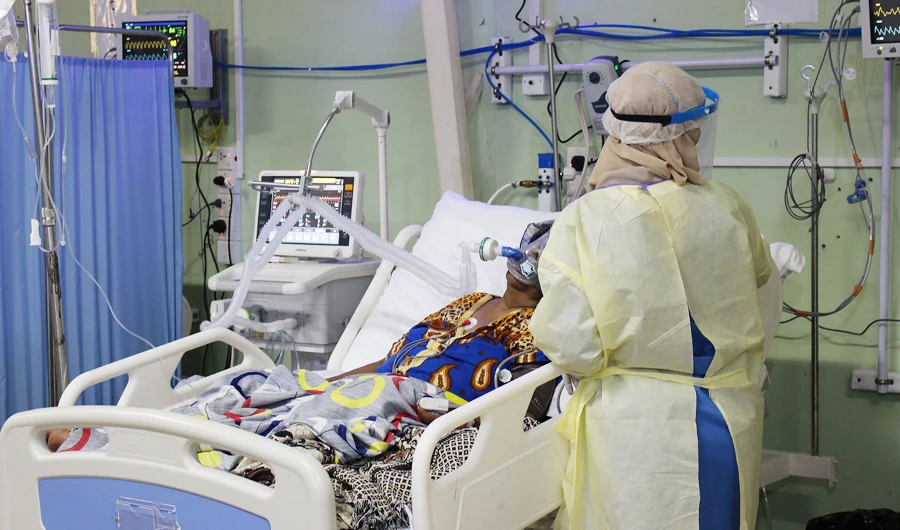 A doctor attends to a patient infected with the coronavirus disease (COVID-19) at a quarantine center run by the International aid group Medecins Sans Frontieres (Doctors Without Borders) in Aden, Yemen June 27, 2020. (REUTERS)