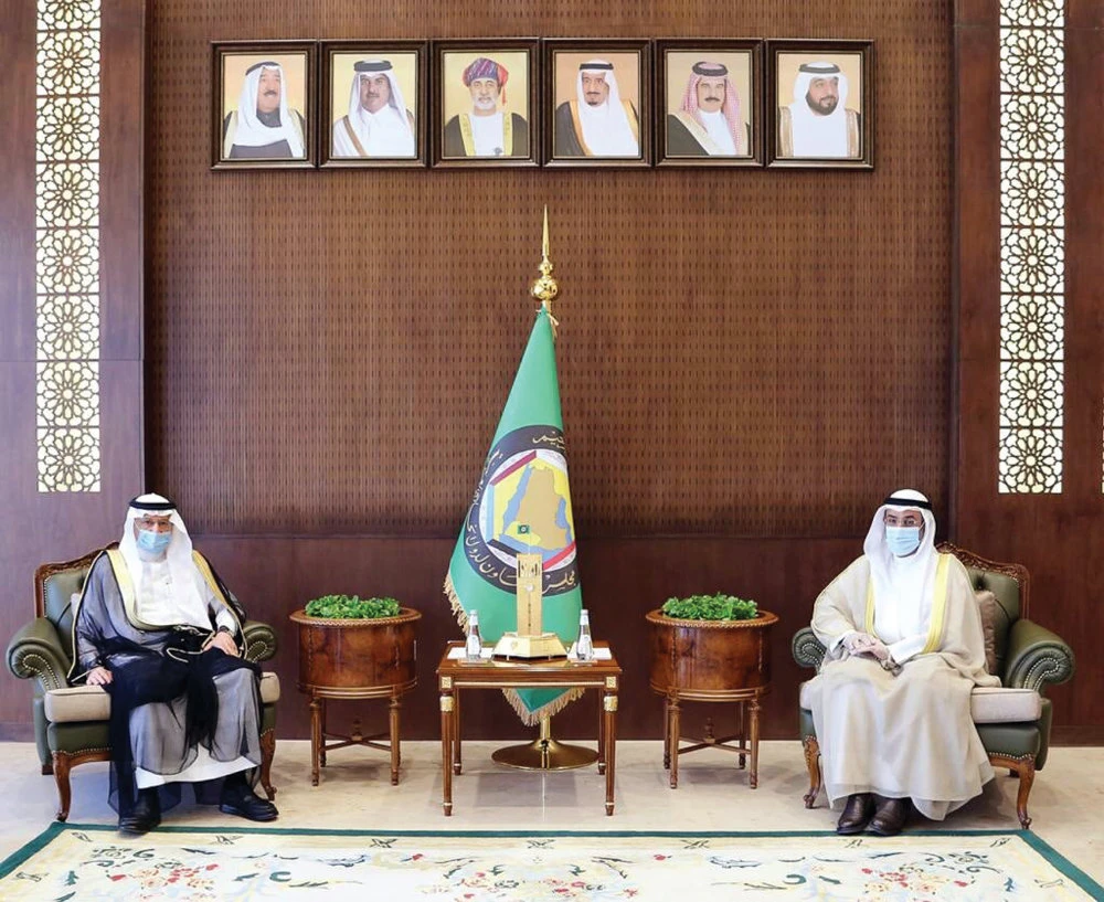 Dr. Yousef Al-Othaimeen, left, and Dr. Naif bin Falah Al-Hajraf meeting in Jeddah. (SPA)