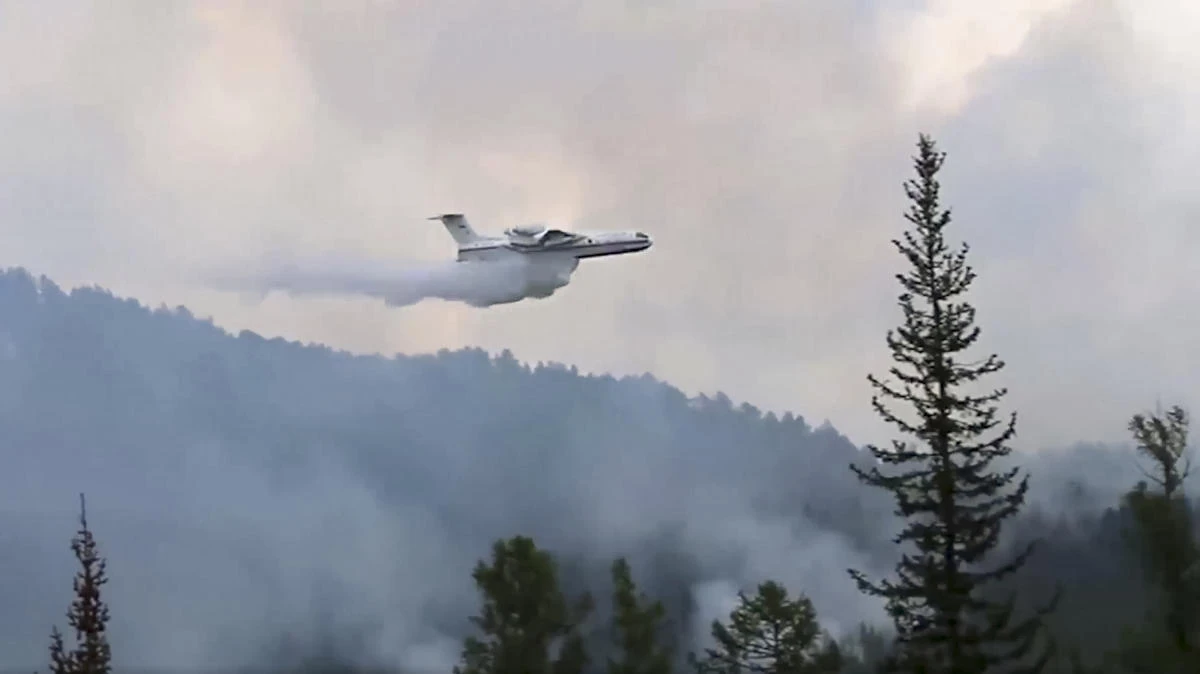 Russia battles wildfires amid record warm weather