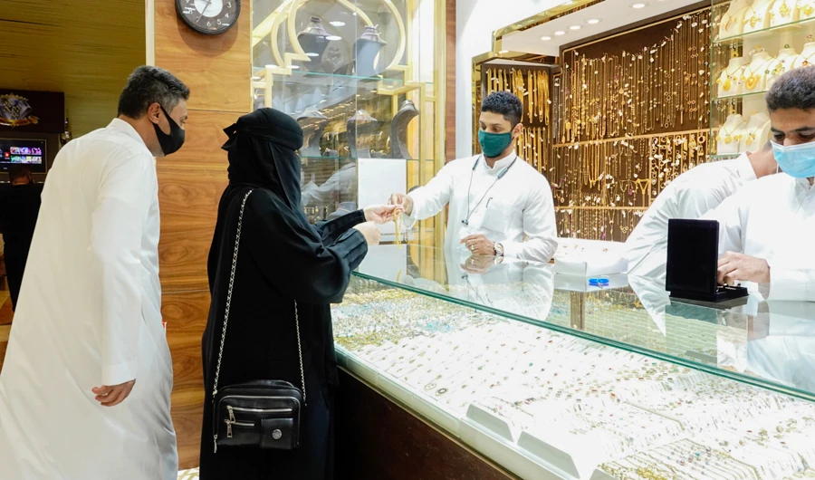 Despite the hike in prices after the increase of the VAT to 15 percent, customers are still flocking to gold shops in the Kingdom. (AN photo by Huda Bashatah)