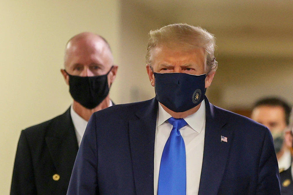 US President Donald Trump wears a mask while visiting Walter Reed National Military Medical Center in Bethesda, Maryland, on July 11, 2020. (REUTERS/Tasos Katopodis)