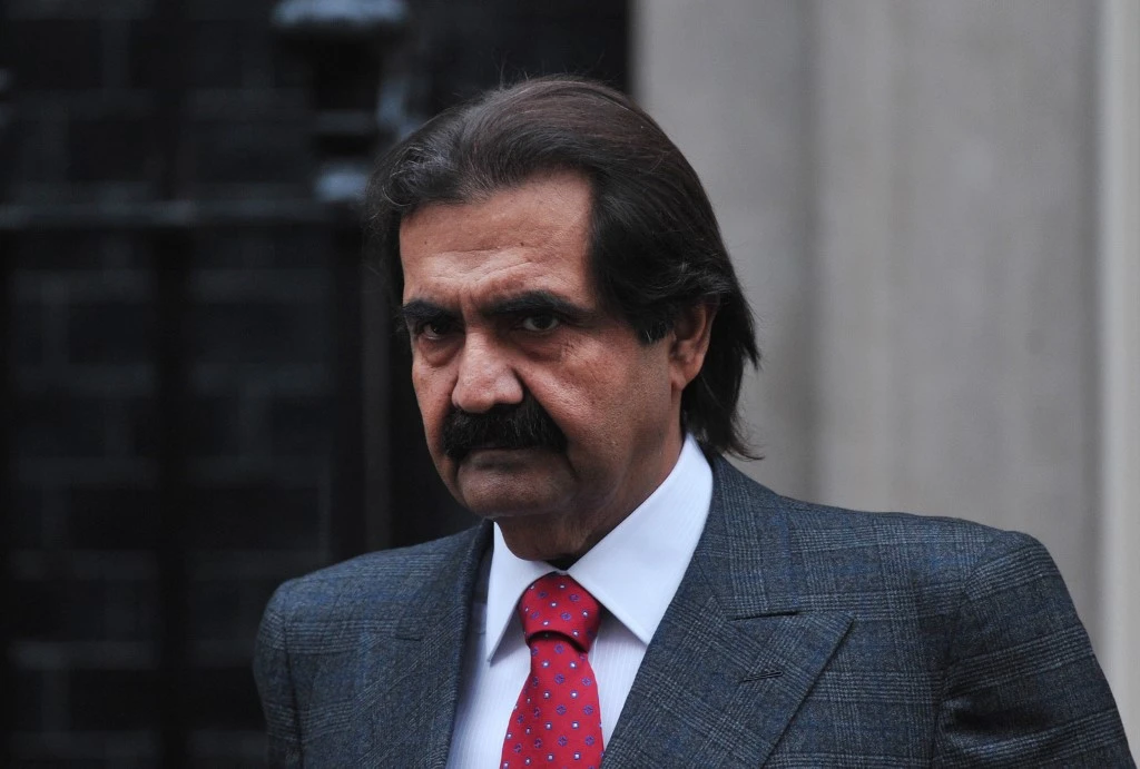Former Qatari Emir Hamad bin Khalifa Al-Thani in Downing Street in 2013. (File/AFP)