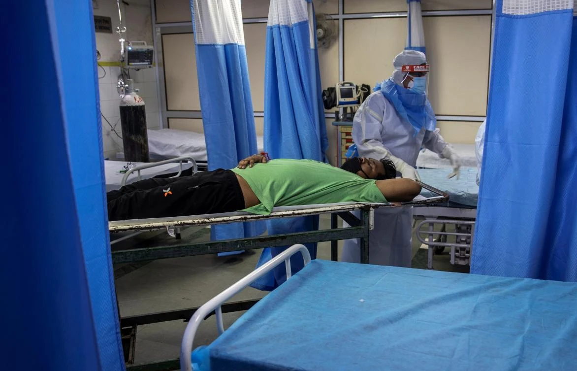 Medical workers wearing personal protective equipment (PPE) pull a stretcher with a patient suffering from the coronavirus disease (COVID-19) at the casualty ward in Lok Nayak Jai Prakash (LNJP) hospital, in New Delhi, India July 17, 2020. (Reuters)