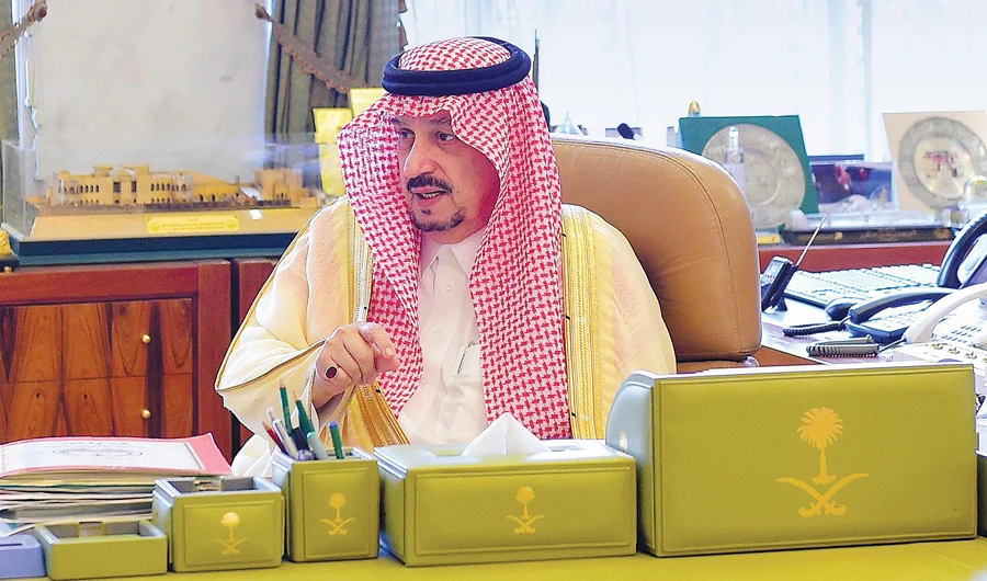 Riyadh Gov. Prince Faisal bin Bandar discussed the programs of the Ministry of Human Resources and Social Development with the officials. (SPA)