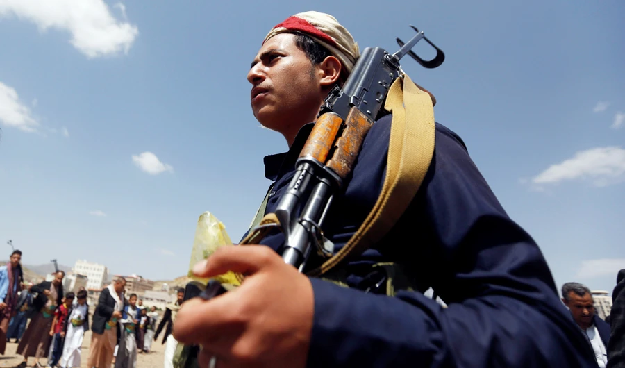 A follower of the Shi'ite Houthi movement carries a rifle during a ceremony in Sanaa, Yemen September 9, 2017. (REUTERS)