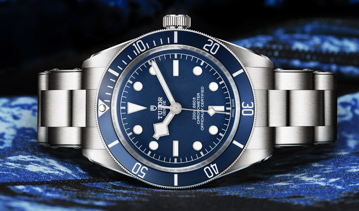 The new Black Bay Fifty-Eight ‘Navy Blue’ has a navy blue dial and bezel insert. This is a color that also appears on the strap offered with this model.