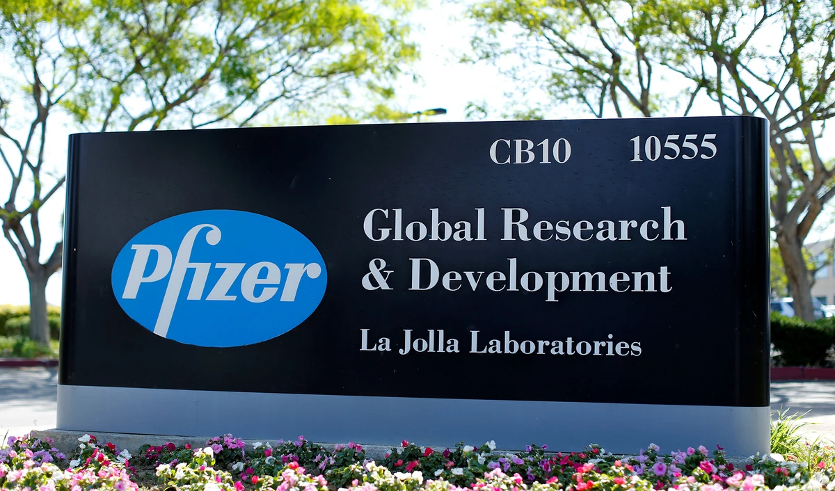 Pfizer Inc. and German biotech firm BioNTech SE will get $1.95 billion from the US government to produce and deliver 100 million doses of their COVID-19 vaccine candidate. (File/Reuters)