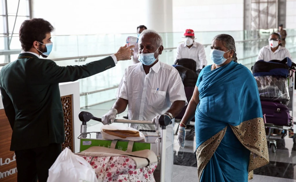 Those returning to Oman must carry a receipt of the visa renewal, the Assistant Director of the Directorate General of Passports and Residence said. (File/AFP)