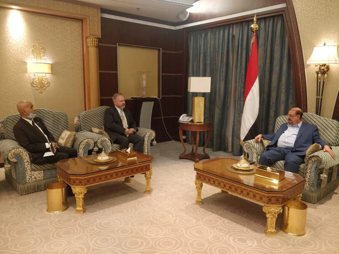 US Ambassador to Yemen Christopher Henzel (C) met with Yemen’s Parliament Speaker Sultan Al-Barkani (R). (Saba New)