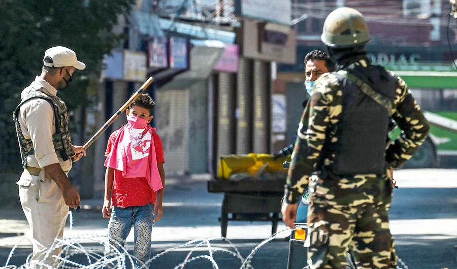 Indian security personnel during a lockdown imposed by the authorities as a preventive measure against the surge in COVID-19 cases in Srinagar. (AFP)