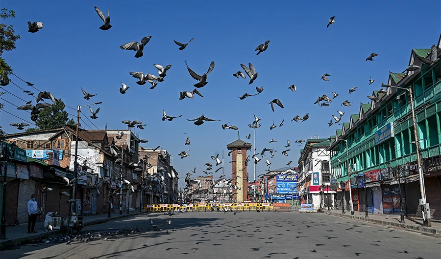 Pigeons take flight over an empty place during a lockdown imposed by the authorities as a preventive measure against the surge in COVID-19 coronavirus cases, in Srinagar on July 23, 2020. (AFP Photo)