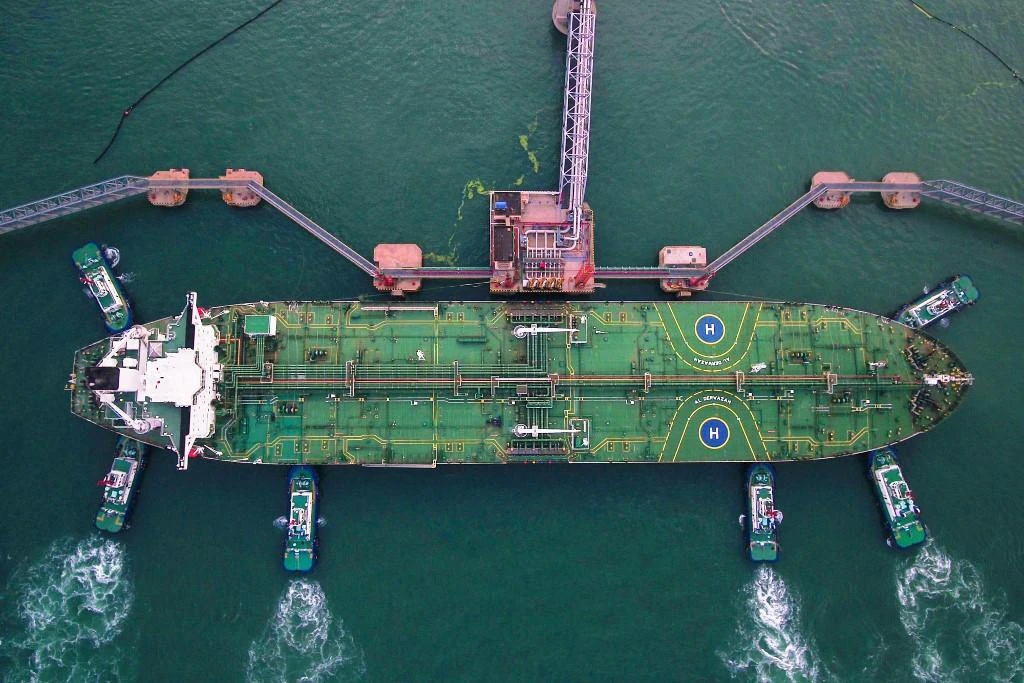 Above, tugboats berth an oil tanker at Qingdao port in Qingdao in China’s eastern Shandong province on August 4, 2019. Chinese oil imports from Saudi Arabia rose to 8.88 million tons in June. (AFP)
