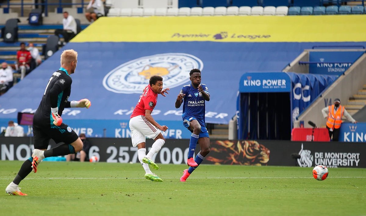 Man United’s midfielder Jesse Lingard slots the ball into an empty net to seal the 2-0 win after dispossessing Leicester’s goalkeeper Kasper Schmeichel, left. (AFP)