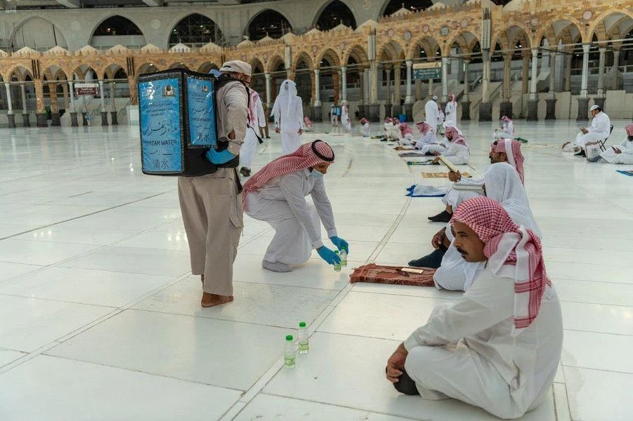 The General Presidency for the Affairs of the Two Holy Mosques has raised the production capacity of Zamzam water bottles to distribute to pilgrims. (SPA)